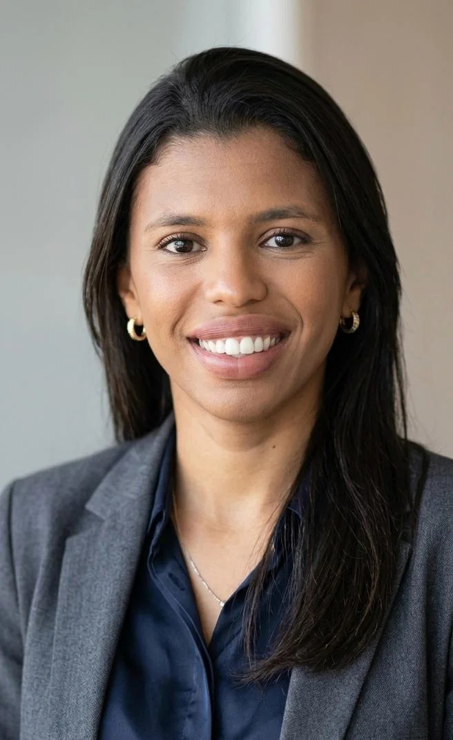 Retrato profissional de Camila Ribeiro, psicóloga, de blazer cinza